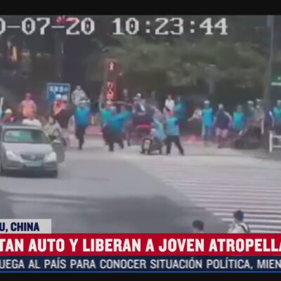 Levantan auto para ayudar a ciclista atrapada en China