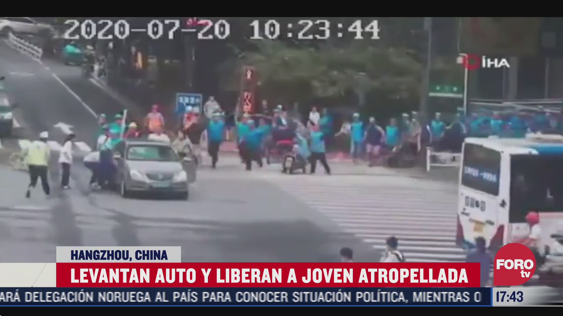 levantan auto para ayudar a ciclista atrapada en china