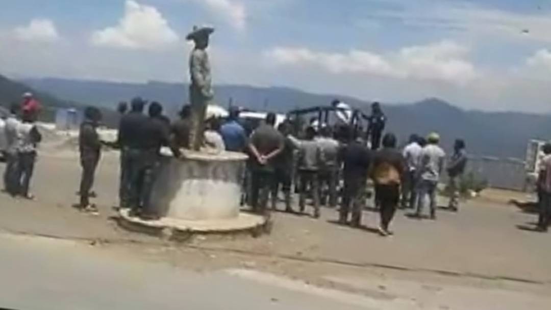 Los dos hombres fueron rescatados por la Policía Municipal de Soledad Atzompa, sin embargo, los pobladores los volvieron a retener para después quemarlos vivos