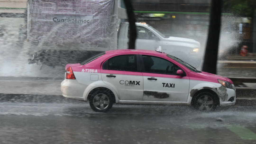 lluvia-granizada-hoy-en-cdmx-taxi-encharcamiento