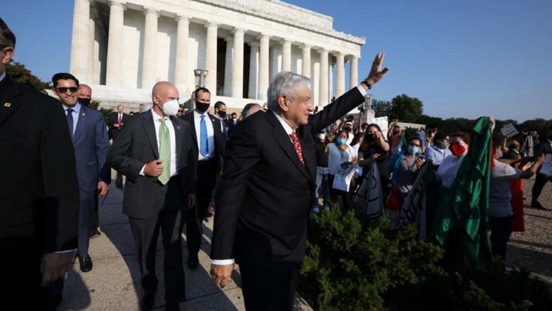 López Obrador saluda a simpatizantes en Washington