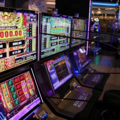 Mujer bate récord millonario de premio tragamonedas en casino de Florida