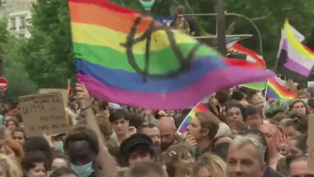 Una marcha del Orgullo Gay reúne a miles de manifestantes en París