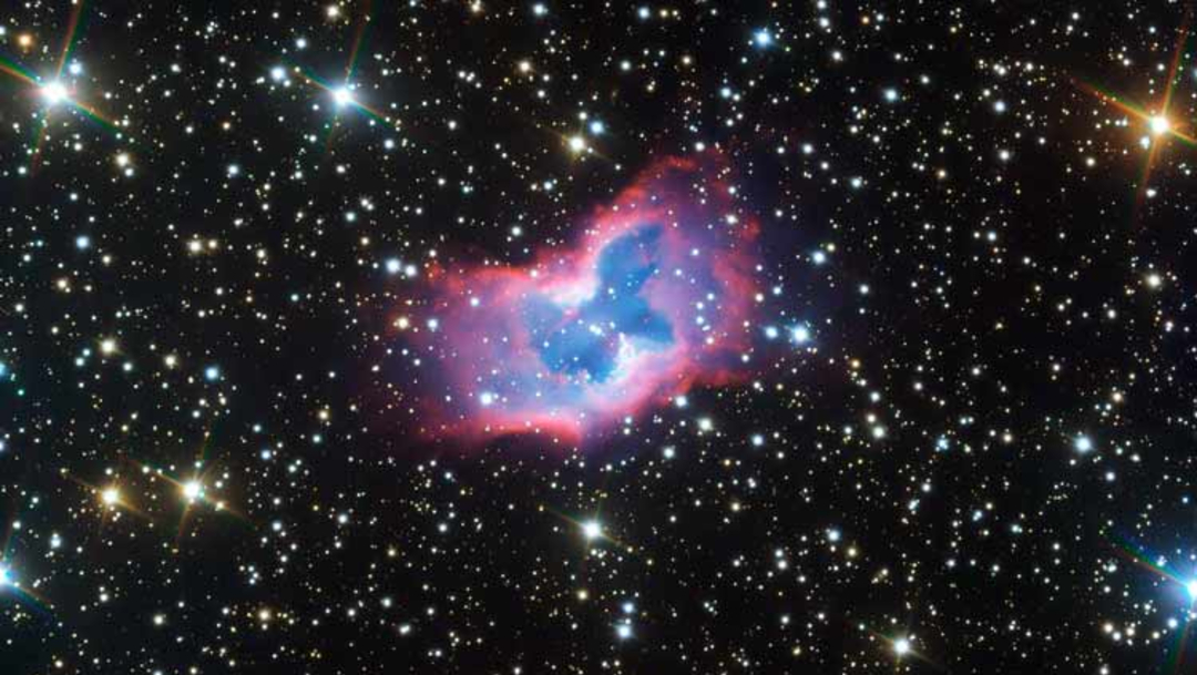 Imágenes nítidas de una "mariposa espacial", una burbuja de gas conocida como NGC 2899