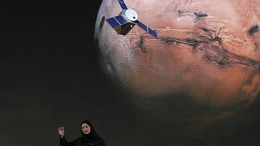Sarah Amiri, subdirectora de proyecto de la misión a Marte de Emiratos Árabes Unidos, habla en 2015 del proyecto Amal, o "Esperanza" en árabe y que tiene previsto despegar este miércoles desde Japón