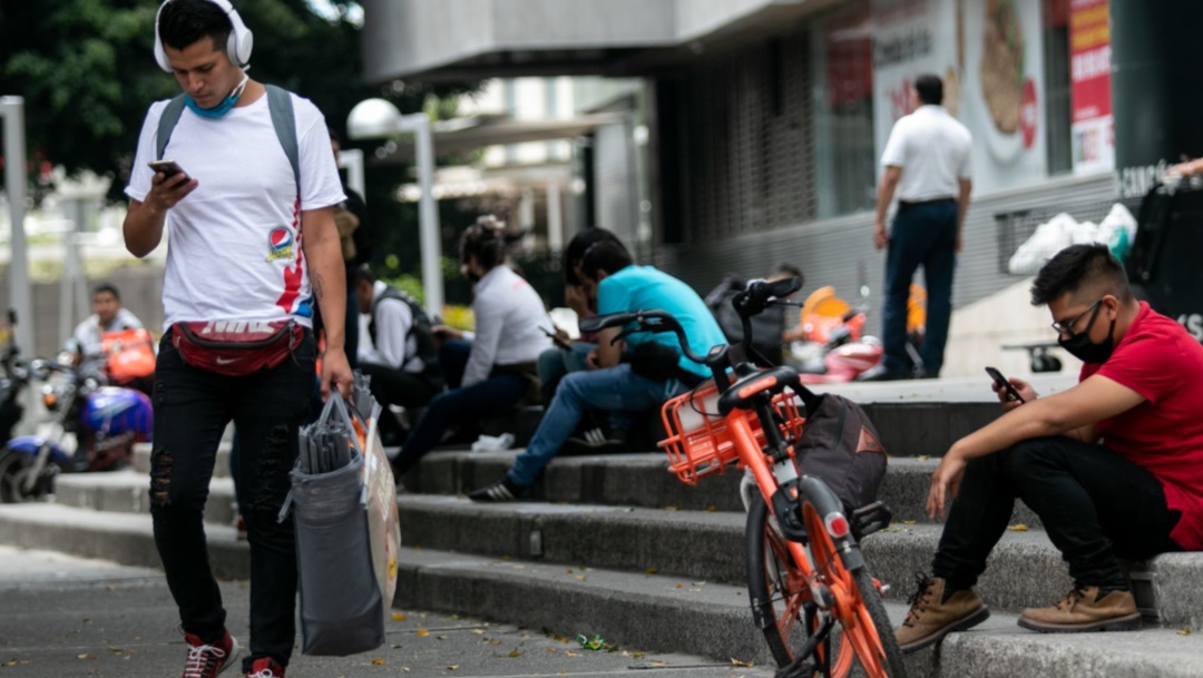 Jóvenes usan el celular en calles de la CDMX