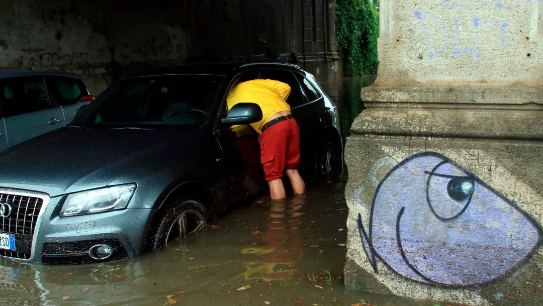 Milán sufre daños por inundaciones tras el desbordamiento del río Seveso