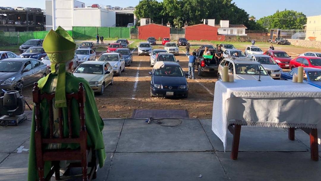La Arquidiócesis de Cuernavaca celebró este domingo 19 de julio la primera misa en auto en el estacionamiento de un autocinema