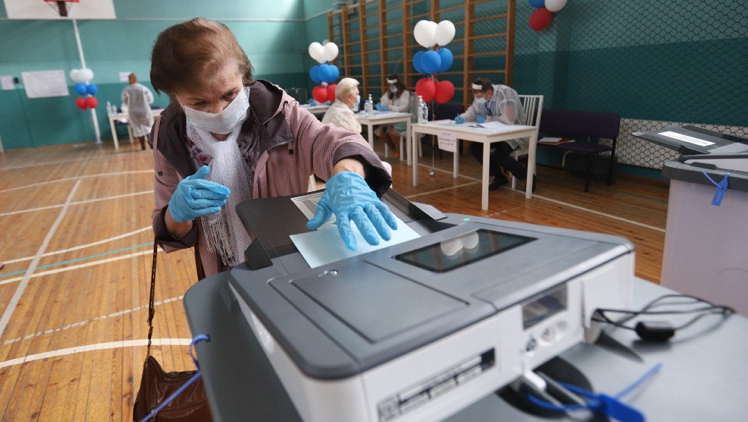 Mujer en Rusia votando en plebiscito sobre reformas constitucionales