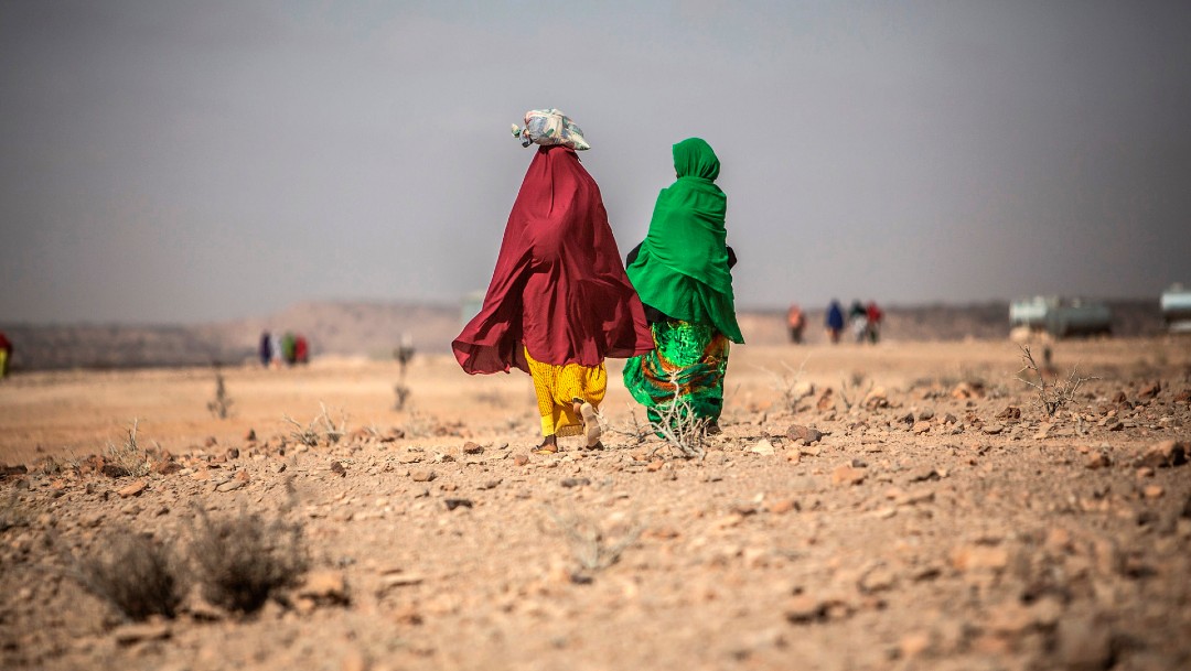 Mujeres caminando en África; advierten sobre crisis alimentaria por COVID