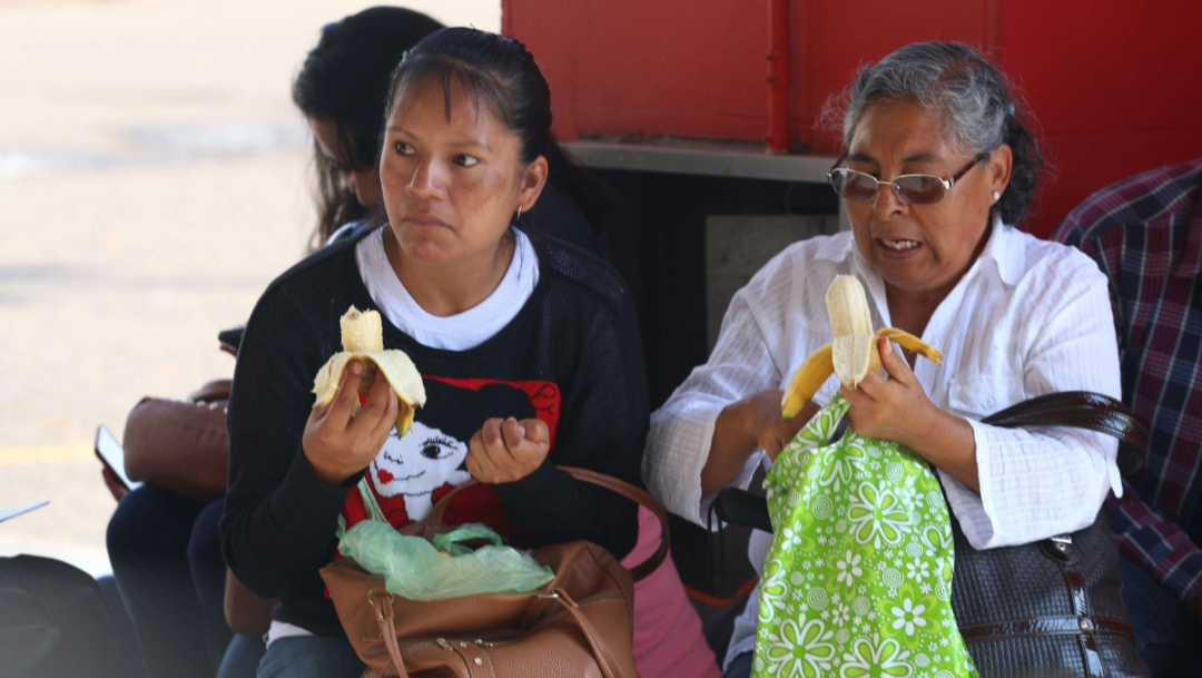 mujeres comiendo en una plaza de oaxaca