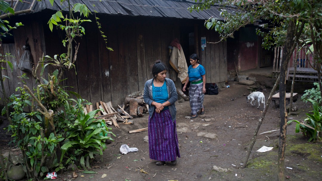 Mujeres en vivienda pobre en Guatemala
