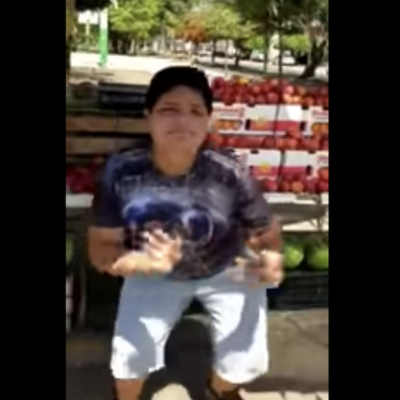 Video: Con baile hilarante, niño promociona su puesto de frutas
