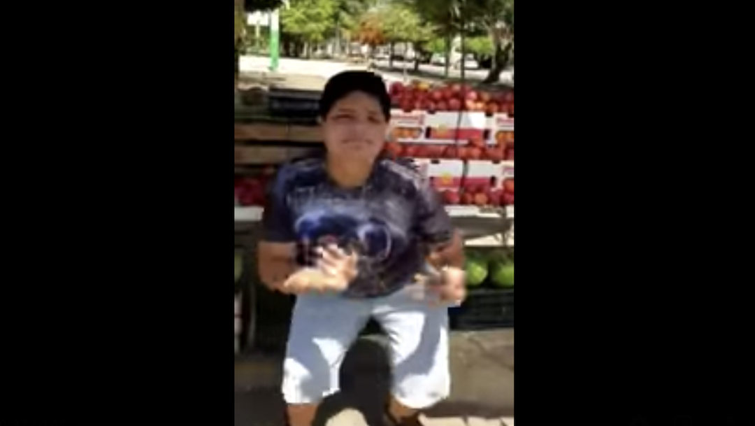 Niño Vendedor Fruta Baila, Video