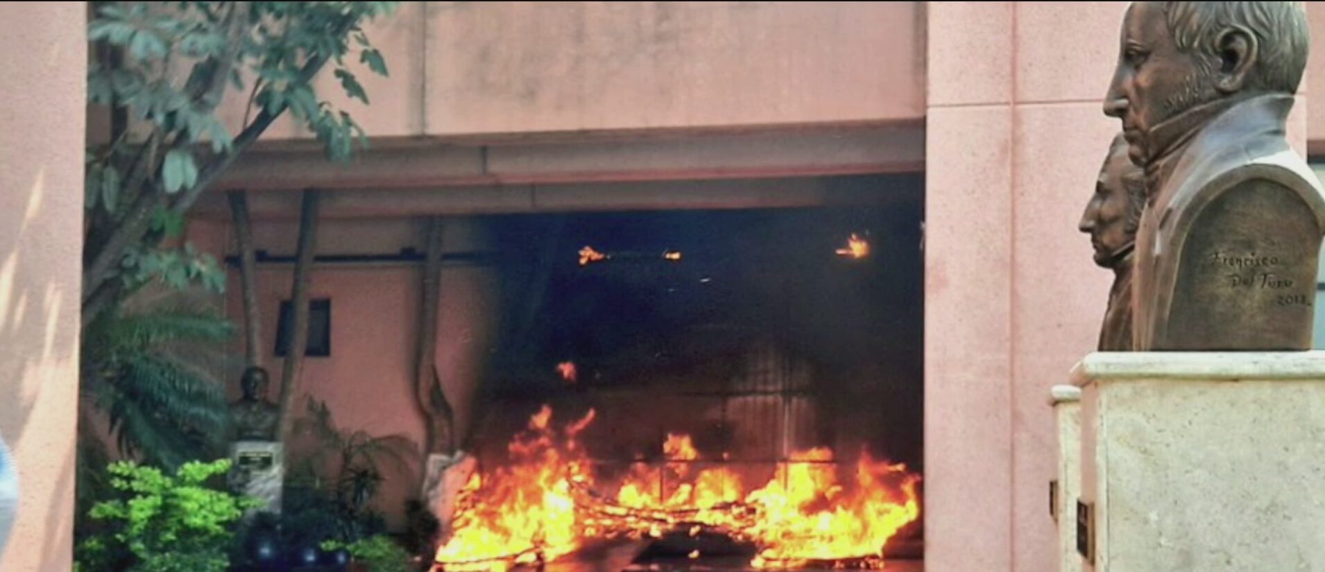 normalistas de ayotzinapa incendia la entrada del congreso de guerrero