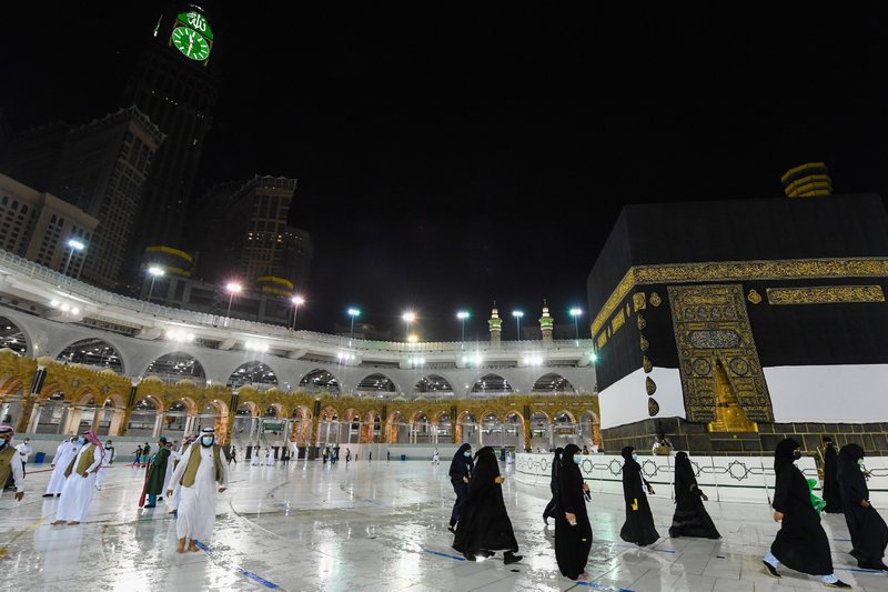 Con mascarillas y en pequeños grupos, llegan peregrinos a La Meca para haj histórico por la pandemia