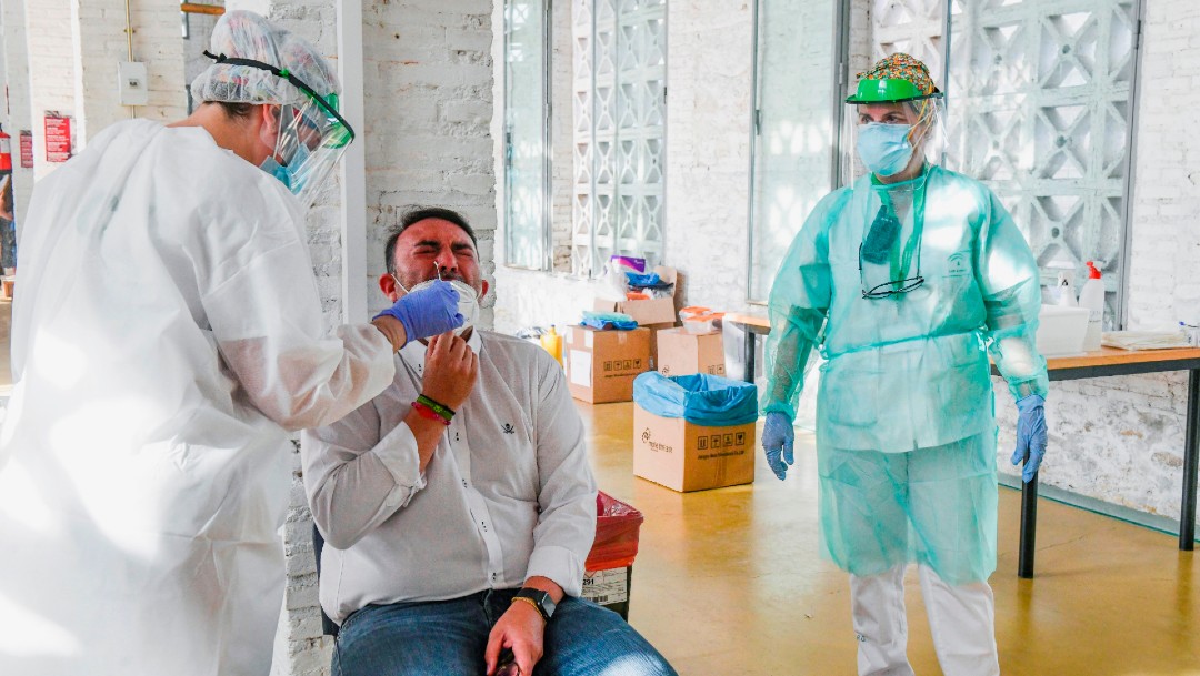 Personal sanitario realiza prueba de coronavirus a hombre