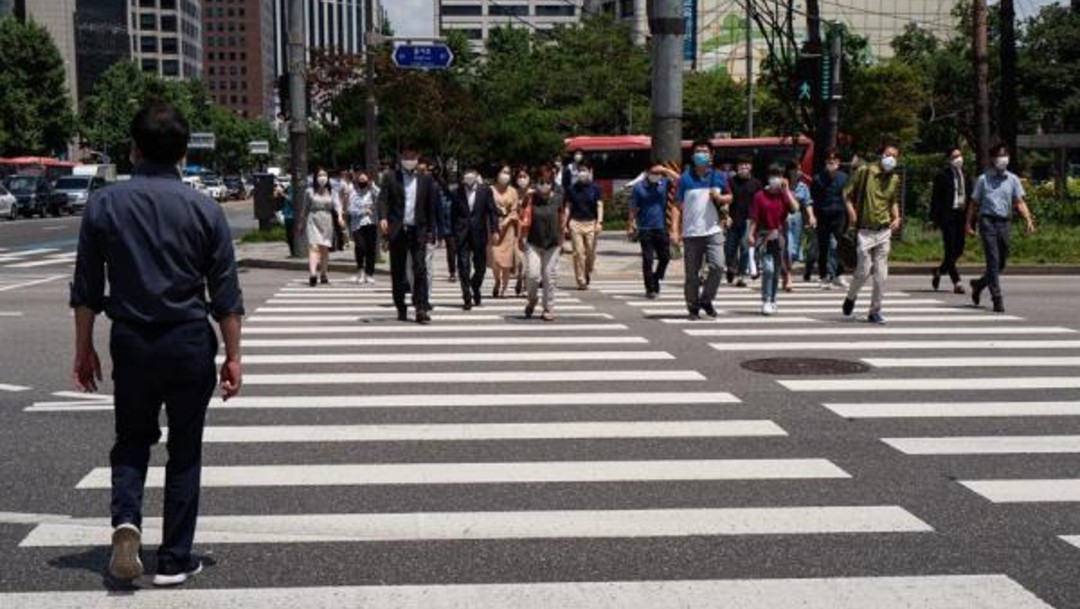 Personas caminando en calle de Seú; Corea del Sur afronta segunda oleada de coronavirus