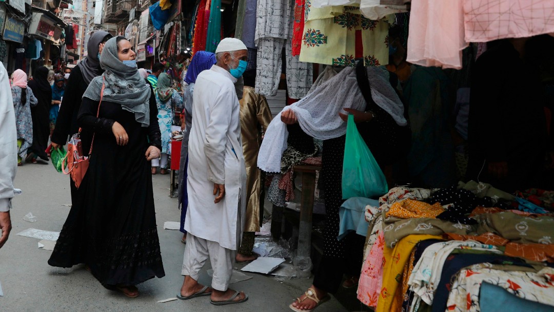 Personas con cubrebocas en mercado de Srinagar, India