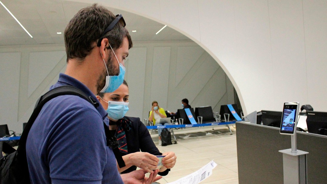 Personas en aeropuerto en Italia; advierten segunda oleada de coronavirus