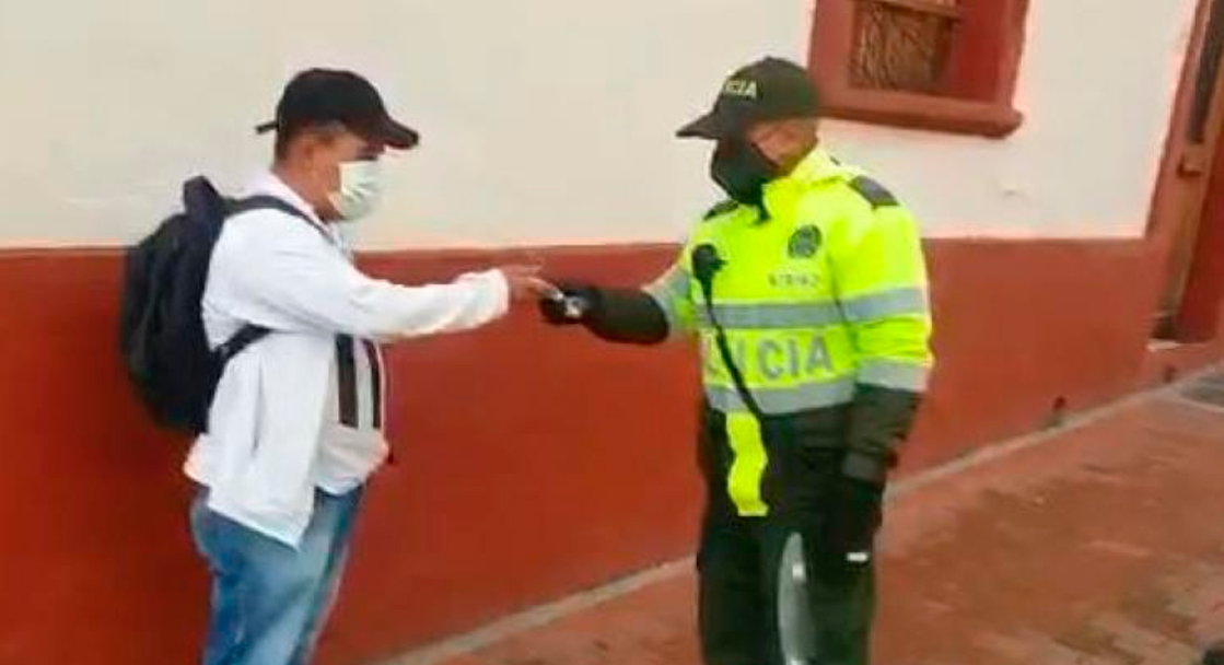 El policía de Colombia regresó personalmente el dinero