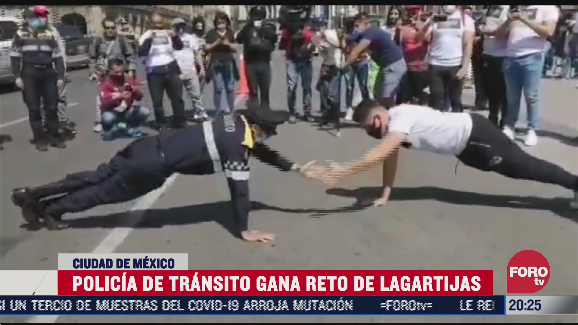 Policía de CDMX gana reto de lagartijas contra deportista en el Zócalo durante una protesta de gimnasios