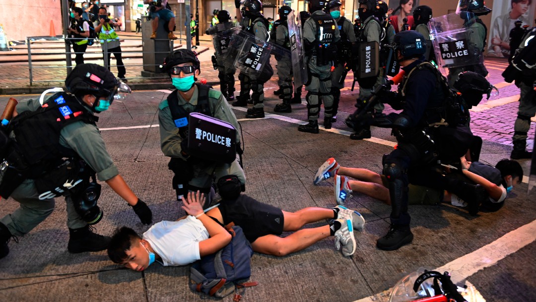 Policías arrestan a manifestante en Hong Kong