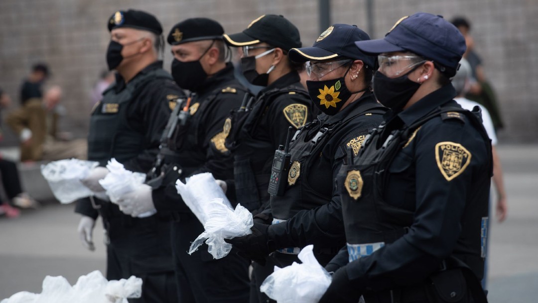 Policías capitalinos entregan cubrebocas a ciudadanos por COVID-19
