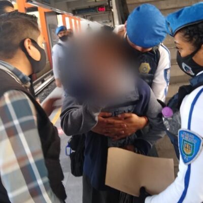 Policías evitan que hombre se arroje a vías del Metro