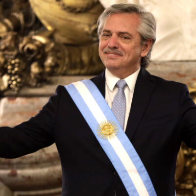 Presidente de Argentina critica postura de acreedores en reestructuración de la deuda