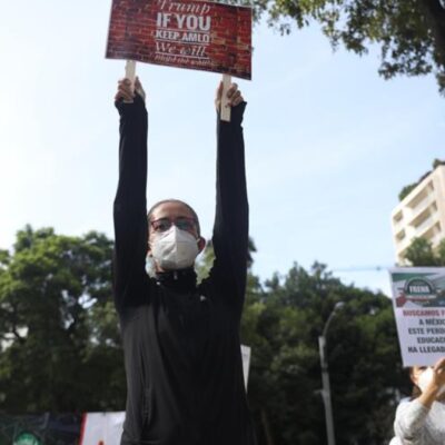 Protestan contra AMLO frente a la embajada de EEUU en México