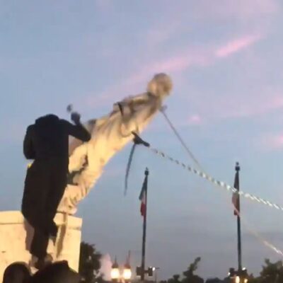 Queman banderas y derriban estatua de Colón en noche de protestas en EEUU