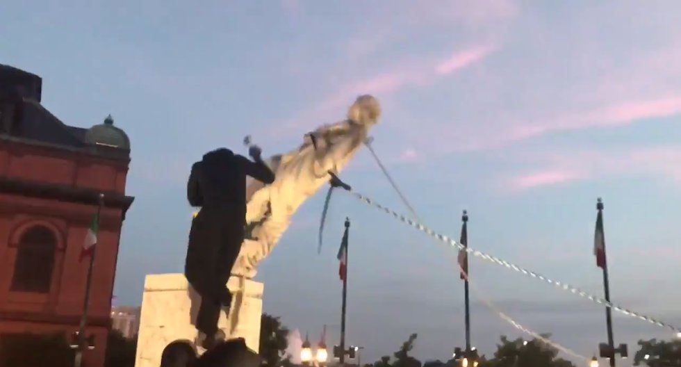 Jóvenes derriban una estatua de Cristóbal Colón en Baltimore