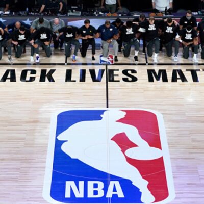 Jugadores de la NBA se hincan contra el racismo en reinicio de temporada
