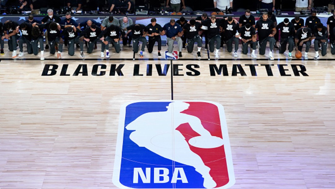 Reinicia temporada de la NBA y jugadores se hincan contra el racismo