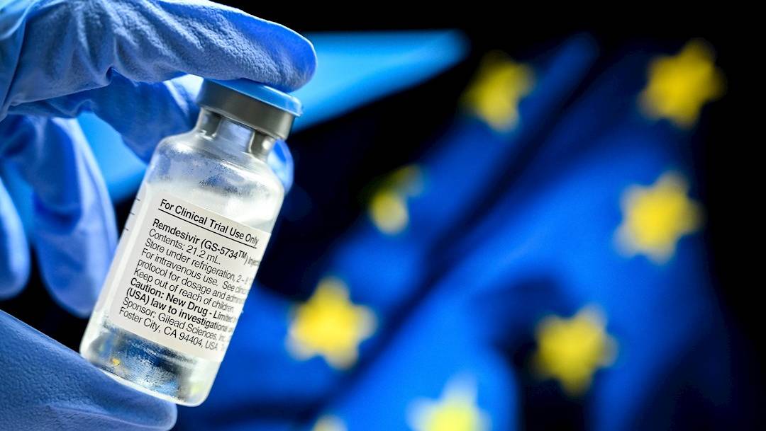 La Comisión Europea aseguró la compra de 30 mil dosis de Remdesivir, un medicamento eficaz en el tratamiento de casos graves de COVID-19; en julio EEUU compró el 100% de la producción del fármaco al laboratorio Gilead
