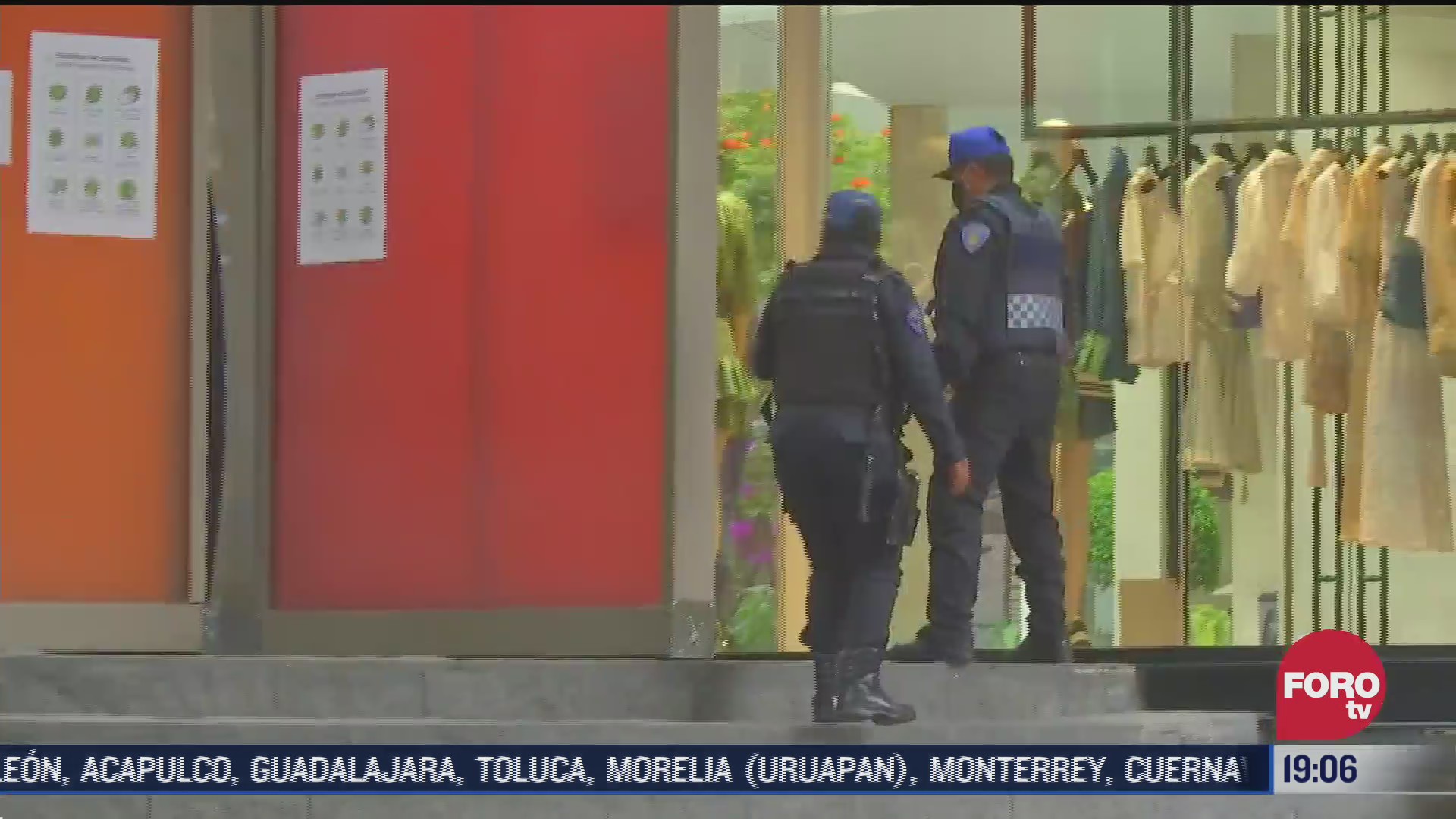 Policías de la Ciudad de México ateienden emergencia por robo en tienda de Polanco