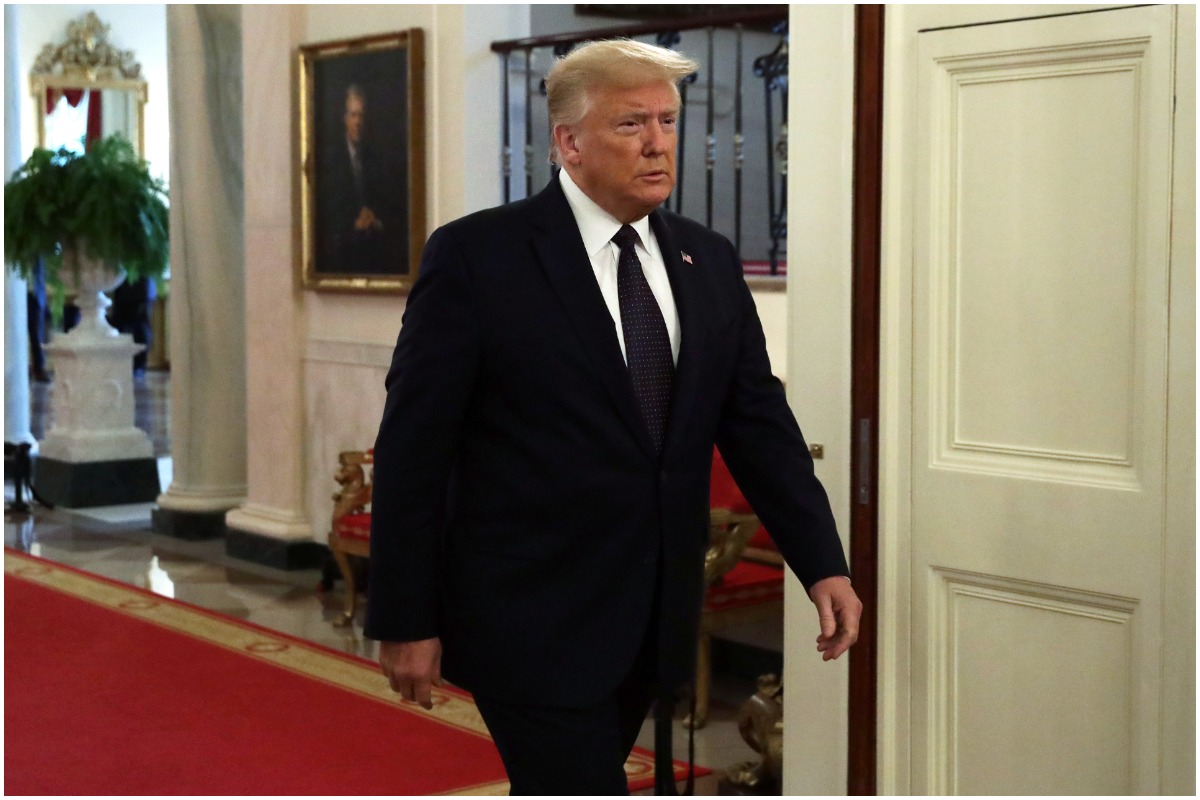 Trump caminando en Casa Blanca