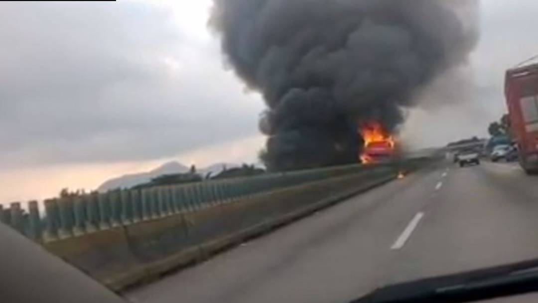 En la autopista Córdoba-Veracruz, un tráiler que transportaba bultos de cemento chocó con el muro de contención y terminó incendiándose