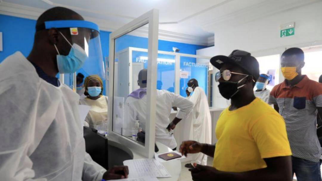Un senegalés espera para que le realicen una prueba de COVID-19 en un centro médico en Dakar el pasado 24 de julio