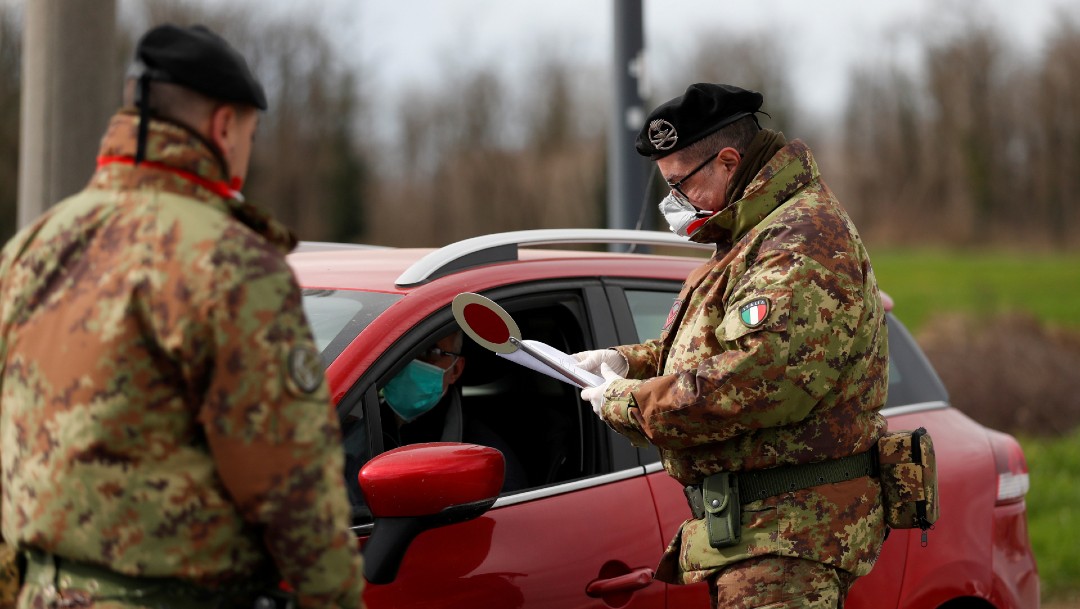 Soldados italianos hablan con persona en auto; alertan sobre segunda ola de coronavirus