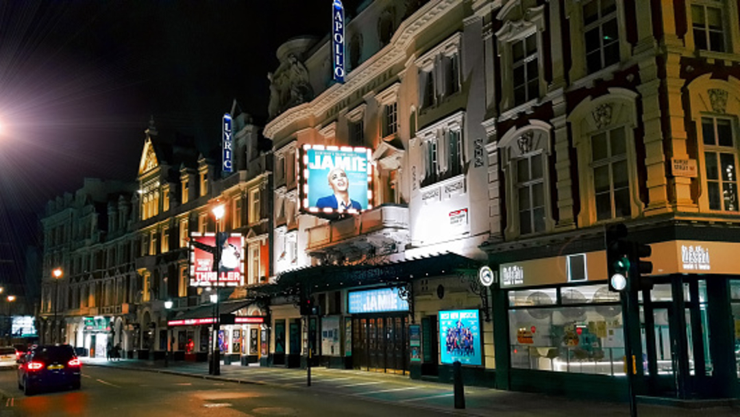 El Teatro Apollo y el Teatro Lírico en el West End en la Avenida Shaftesbury en la ciudad de Westminster, en Londres