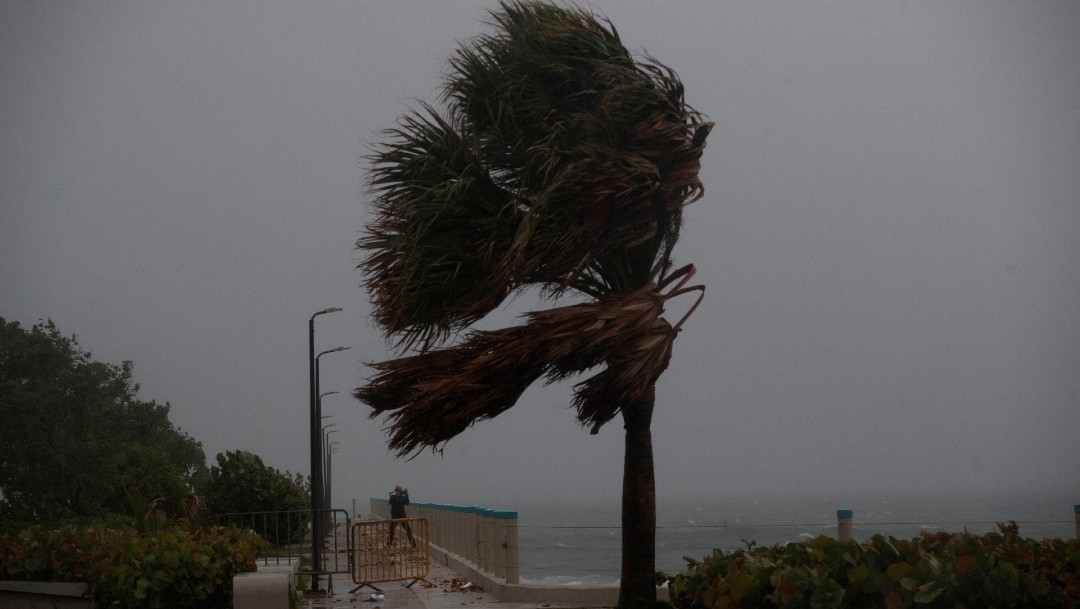 'Isaías' se intensifica a huracán y continúa su avance rumbo a Bahamas