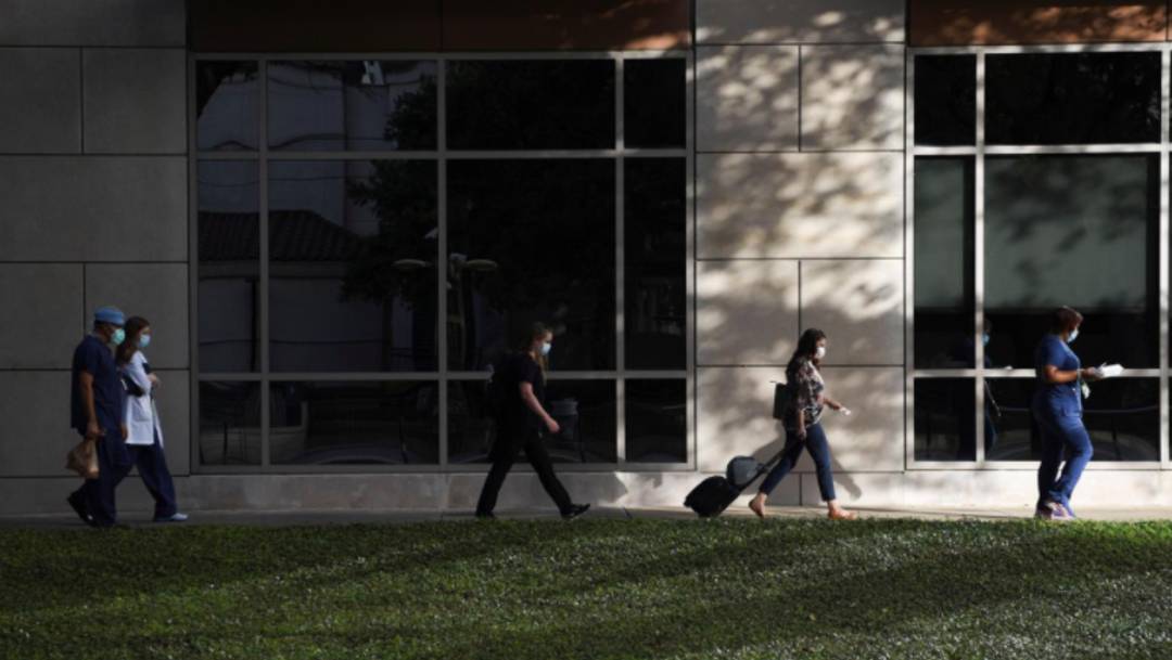 Trabajadores de la salud caminan hacia un hospital COVID-19 en Houston, Texas, Estados Unidos
