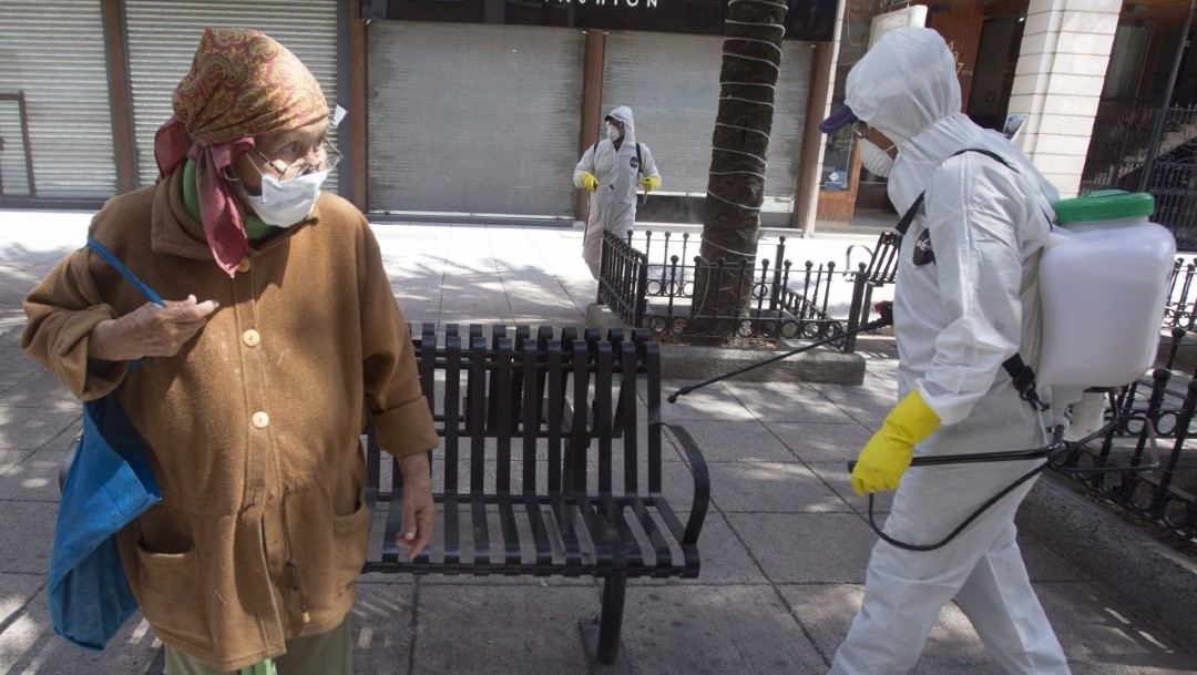 Trabajadores sanitizan las calles de Monterrey, Nuevo León; Bronco desmiente toque de queda