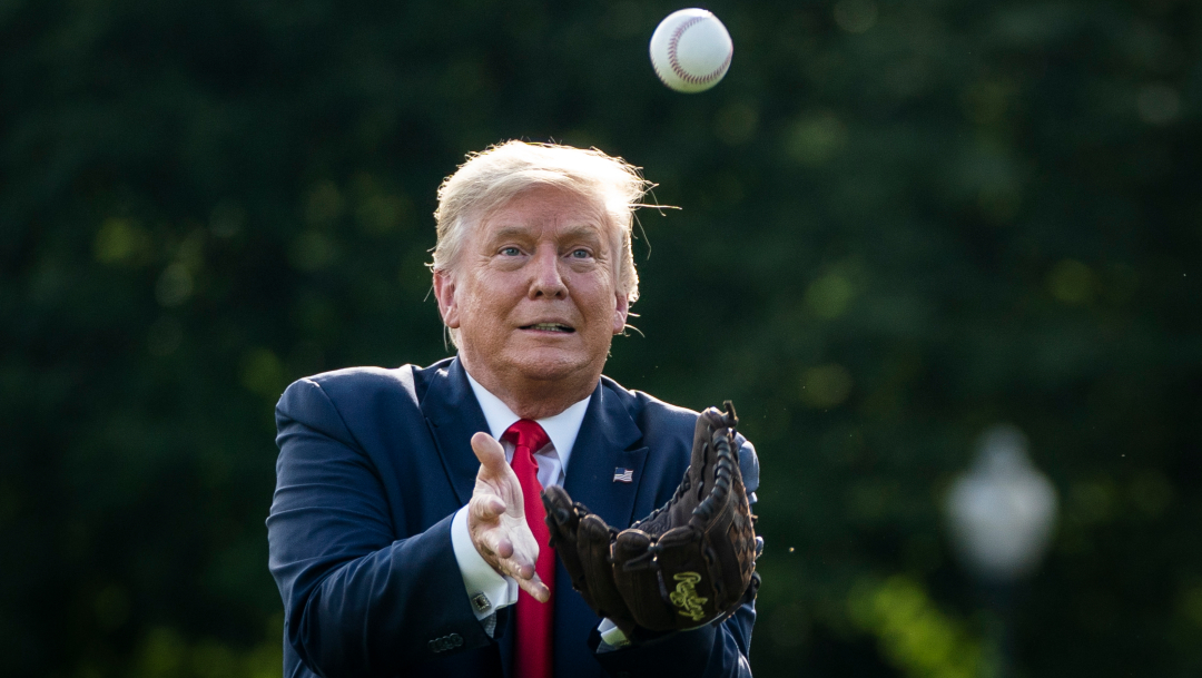 Trump rechaza invitación para lanzar primera bola en juegos de los Yankees