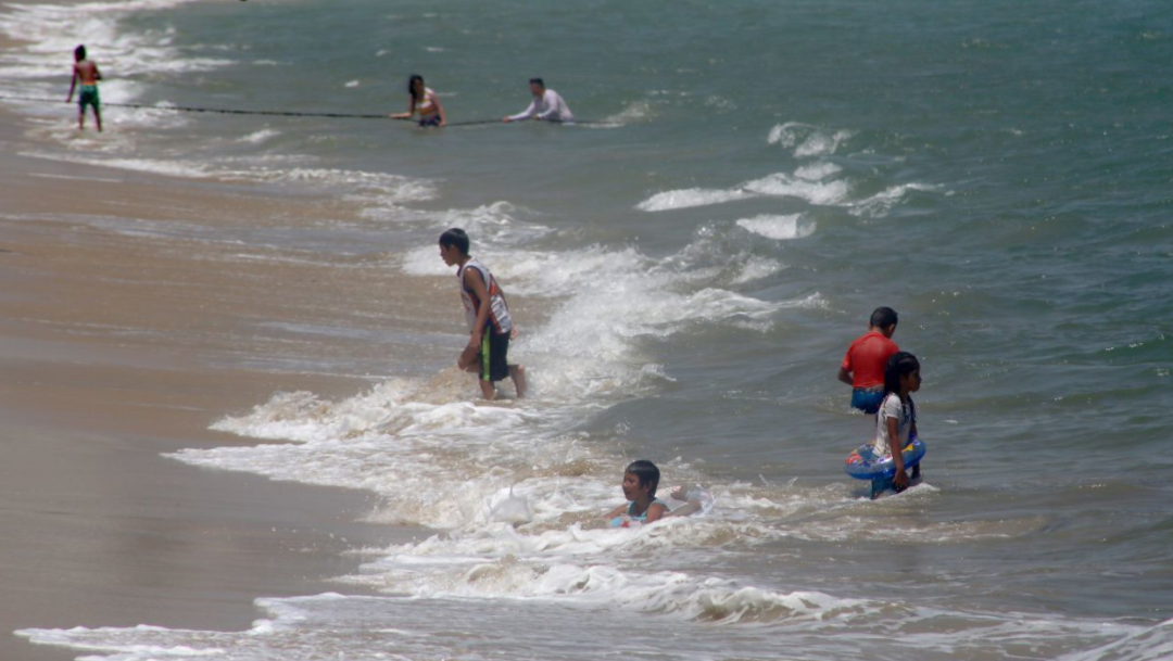 turistas-nadan-en-playa-de-acapulco