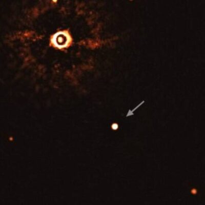 Logran primera fotografía de una estrella parecida al Sol orbitada por dos gigantes exoplanetas