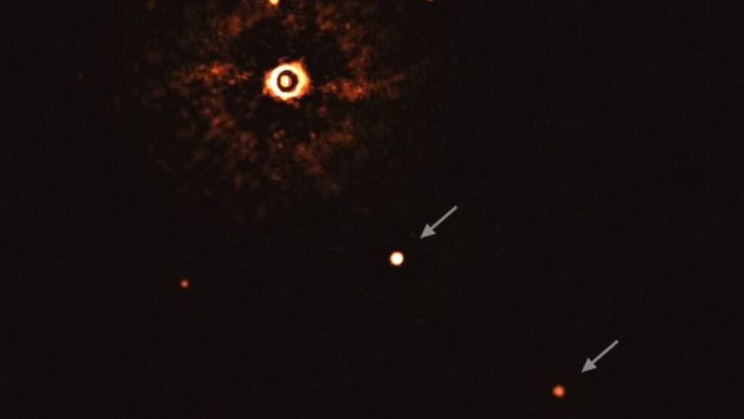 El punto radiante es la estrella conocida como "TYC 8998-760-1", una versión joven de nuestro Sol de apenas 17 millones de años; es orbitada por dos gigantes gaseosos parecidos a Júpiter y Saturno. Es la primera vez que se capta una imagen así