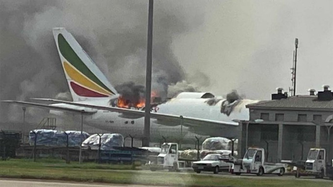 Un avión de carga de Ethiopian se incendia en el aeropuerto de Shanghai
